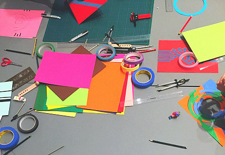 Farbiges Papier und andere Bastelmaterialien auf einem Tisch, Foto: Doro Petersen